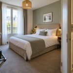 Chambre double accueillante d’un hôtel trois étoiles