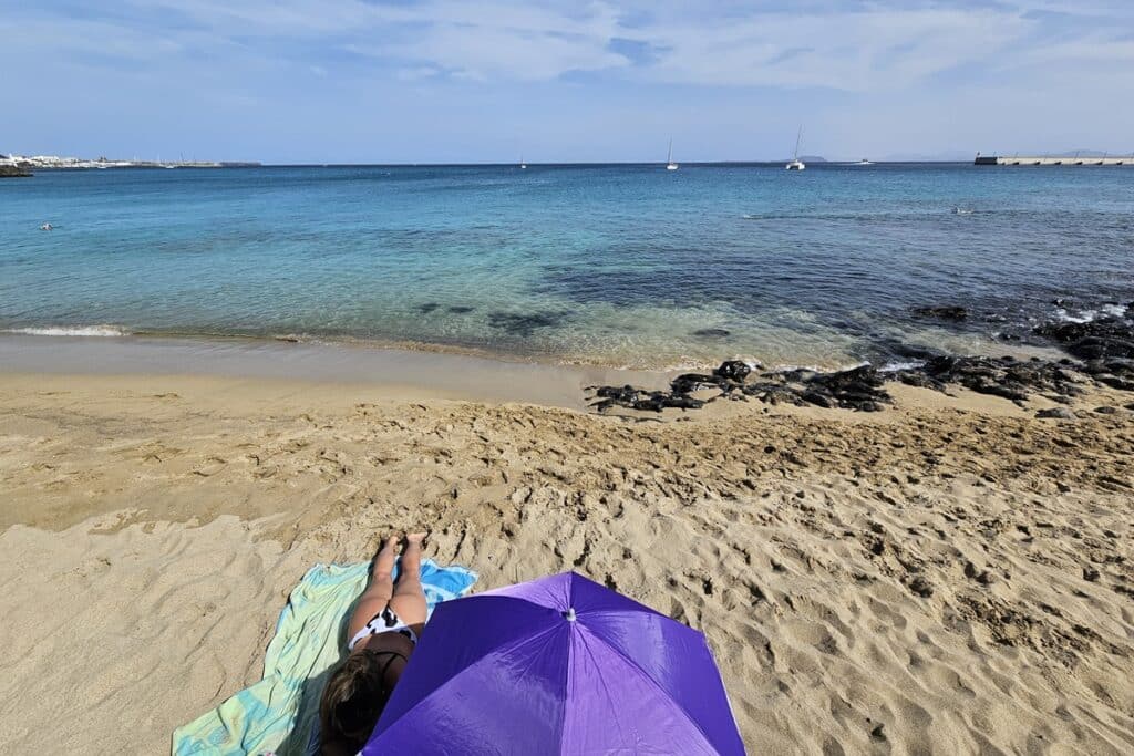 petite plage de Playa Blanca dans le centre