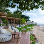 terrasse de bar avec fauteuils confortables sur une plage de Pattaya