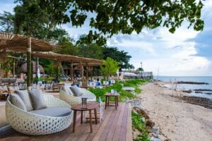 terrasse de bar avec fauteuils confortables sur une plage de Pattaya