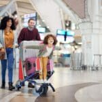 Naviguer dans un aéroport avec de jeunes enfants