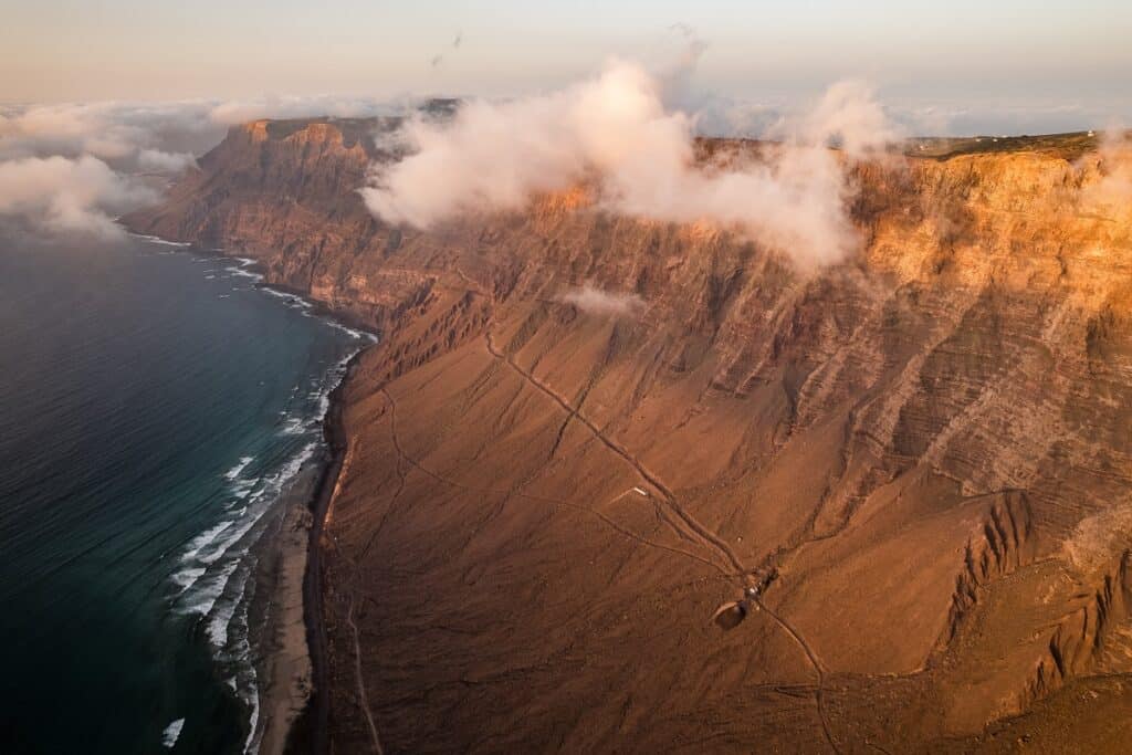 falaises sur l'île de lanzarote