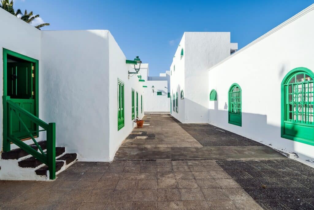 village blanc et vert à Lanzarote