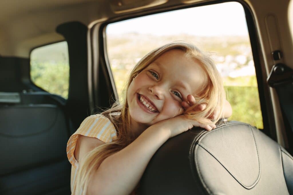 fillette heureuse en voiture