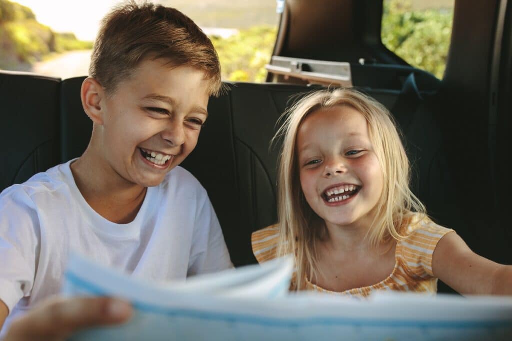 enfants font un jeu en voiture