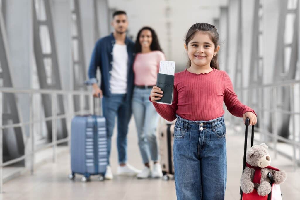 enfant avec son passeport