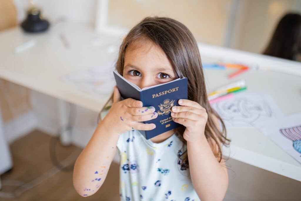 fillette avec son passeport en main