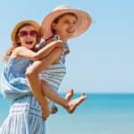 Enfant voyageant avec la famille ou des amis