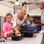 Contrôle de sécurité à l'aéroport avec des enfants