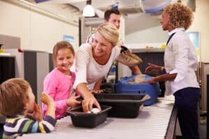 Contrôle de sécurité à l'aéroport avec des enfants