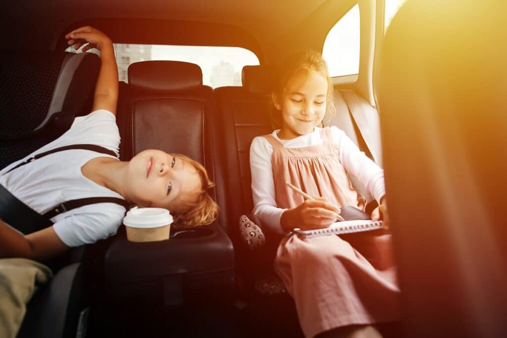 Règles de base pour voyager en voiture avec des enfants