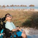 enfant handicapé à la plage