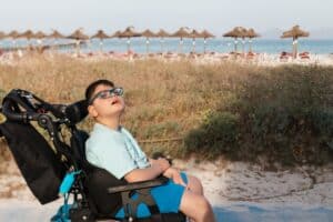 enfant handicapé à la plage