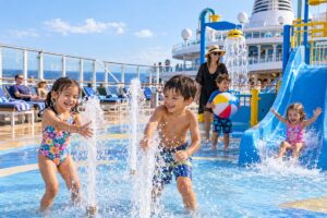 enfants qui s'amusent dans la piscine d'un navire de croisière