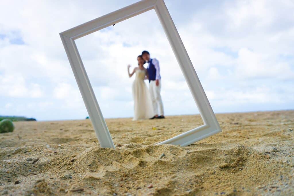 couple en tenue de marié dans un cadre photo à Nouméa