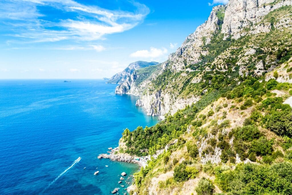 falaises sur la côte amalfitaine