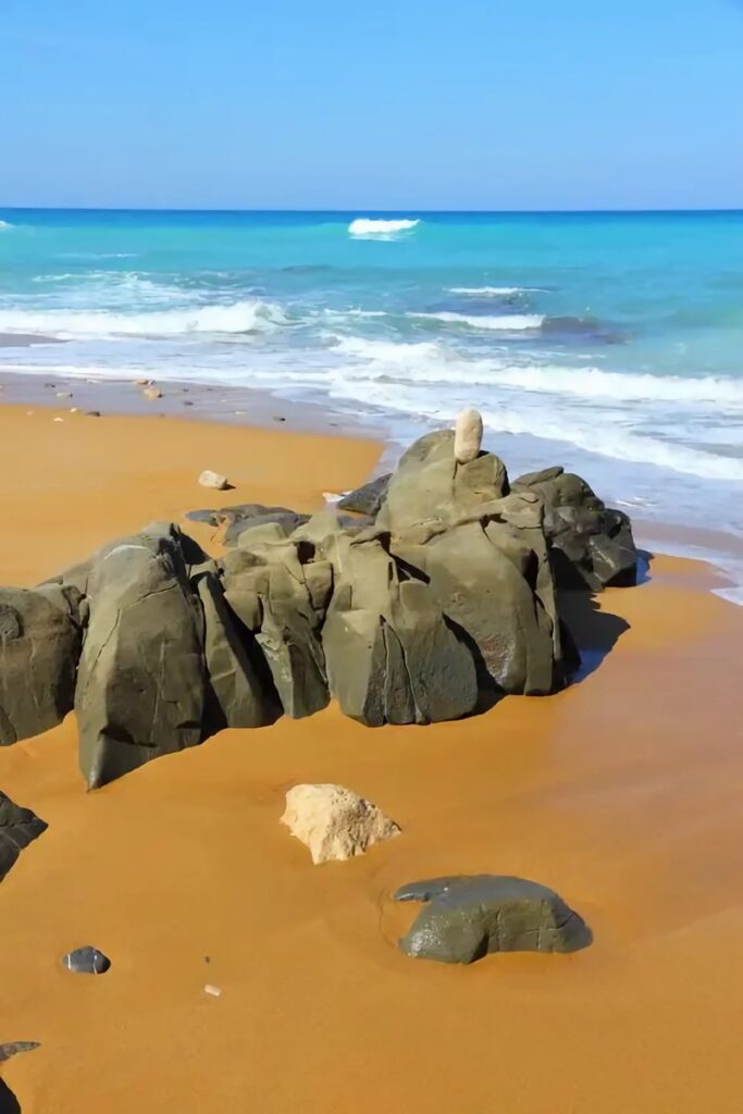 plage de sable rouge crète