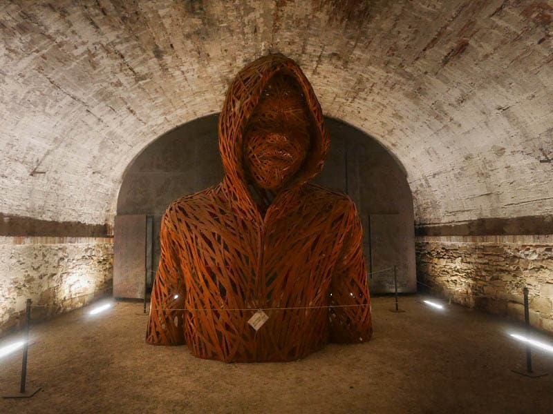sculpture dans un tunnel