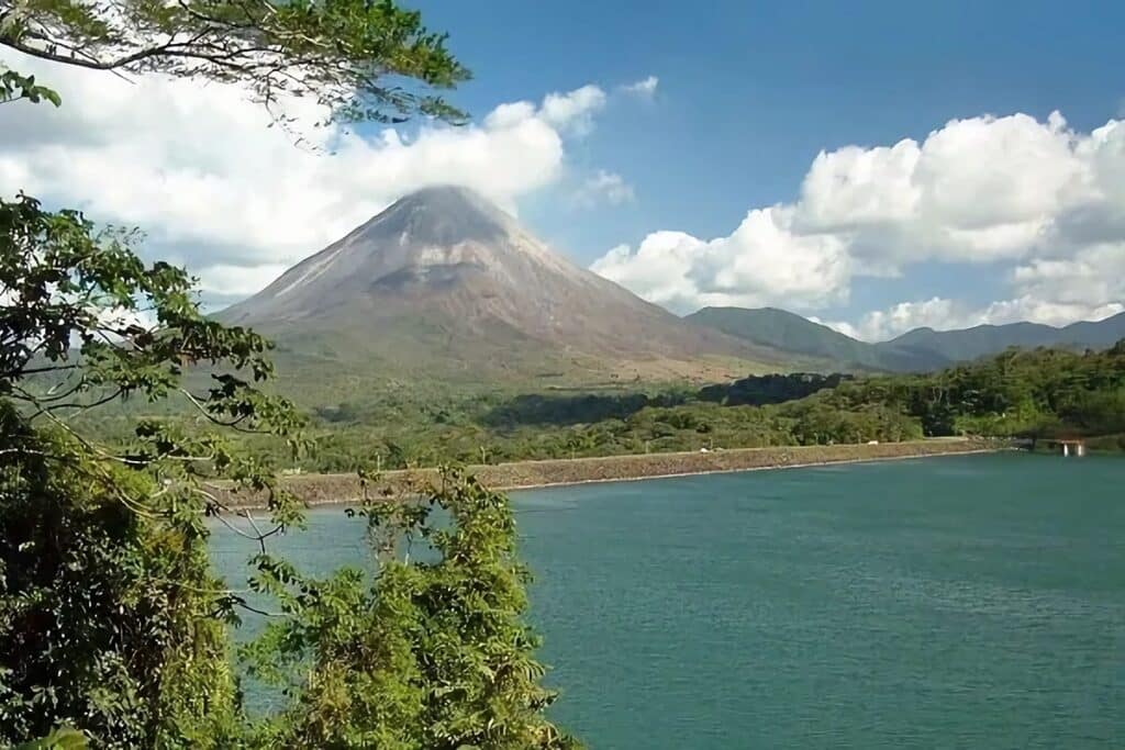 lac et volcan d'arenal