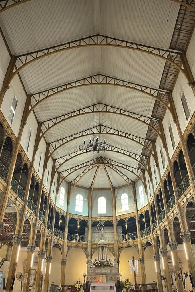 intérieur cathédrale de Pointe à Pitre