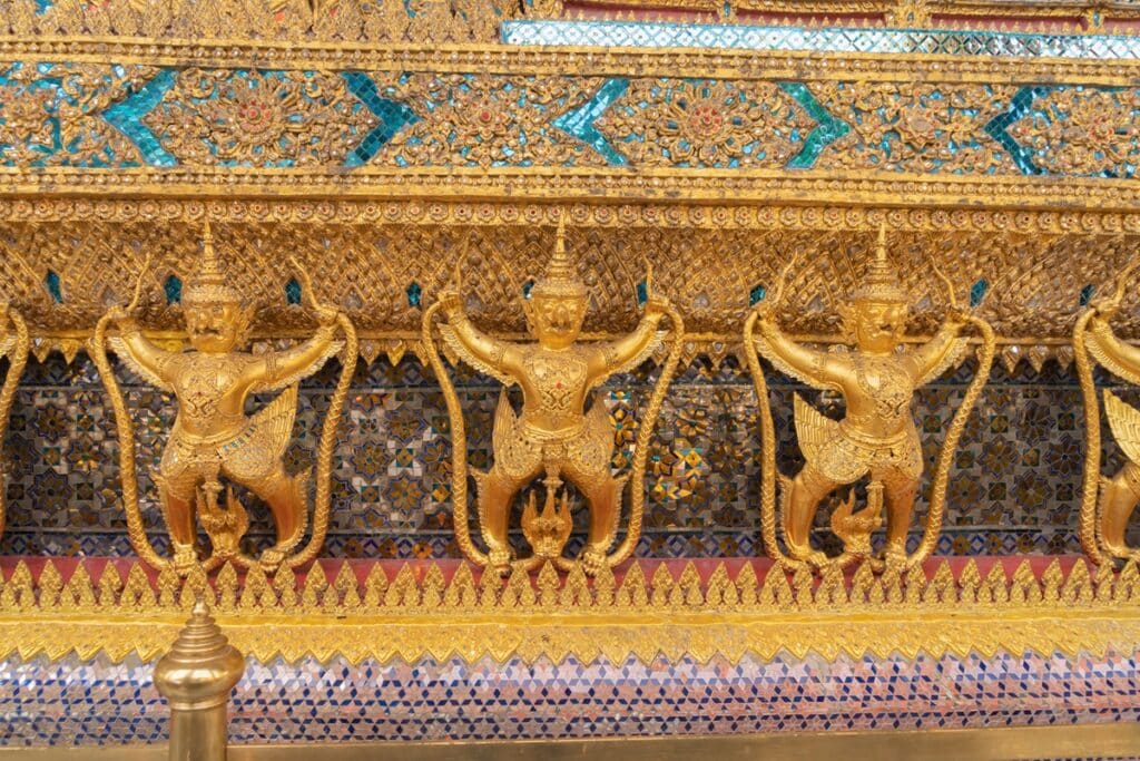 Statue de Garuda à la pagode d'or du Temple du Bouddha d'Émeraude à Bangkok