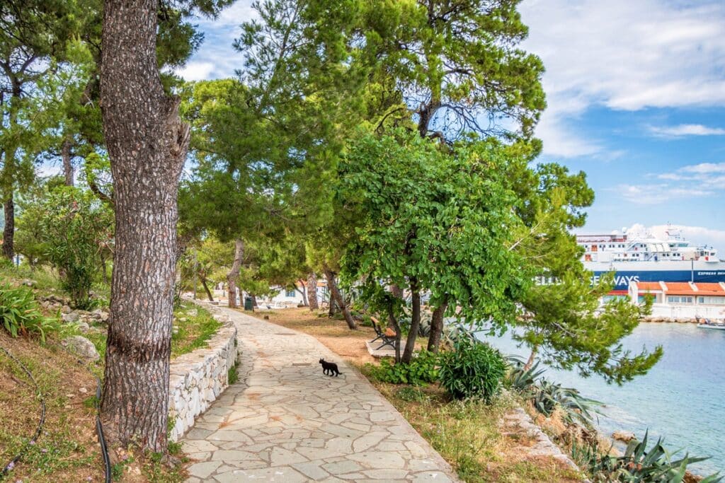 sentier sur l'île de Bourtzi