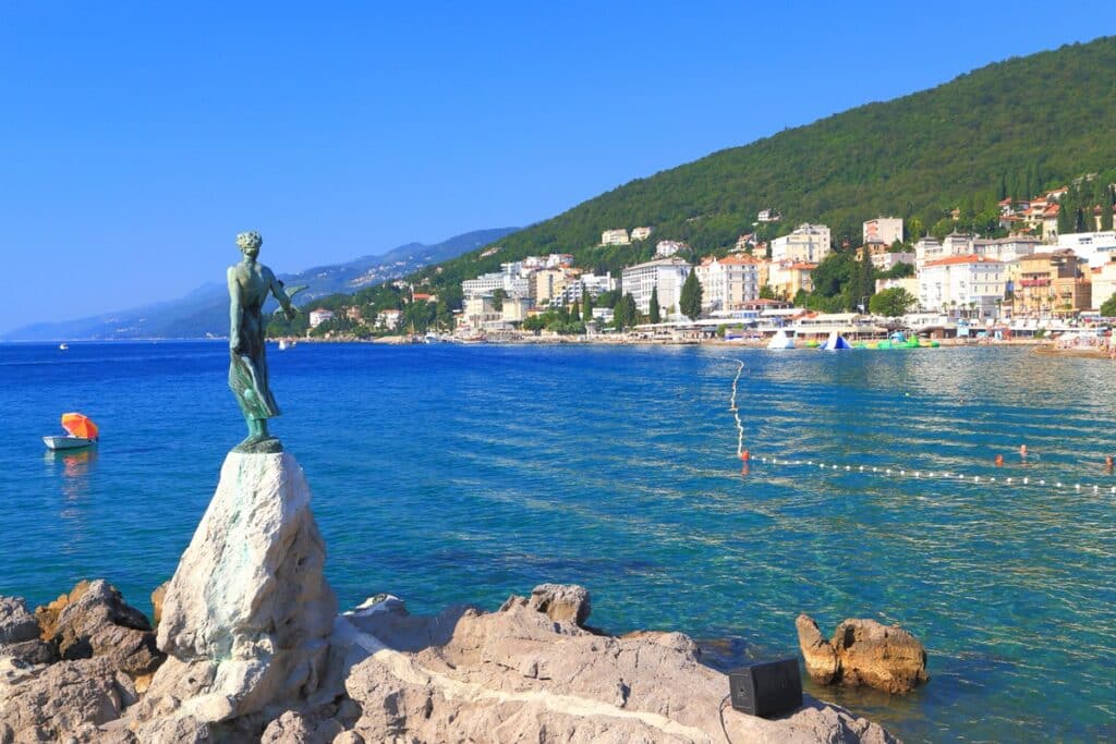 la statue de la "Demoiselle à la mouette" du sculpteur Zvonko Car