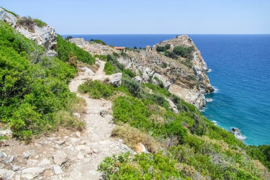 sentier côtier sur l'île de Skiathos