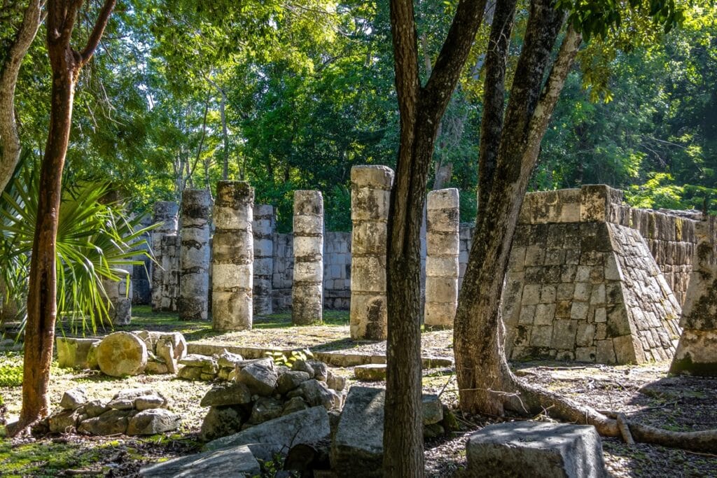 Les colonnes du complexe du Temple des Mille Guerriers des ruines mayas de Chichen Itza