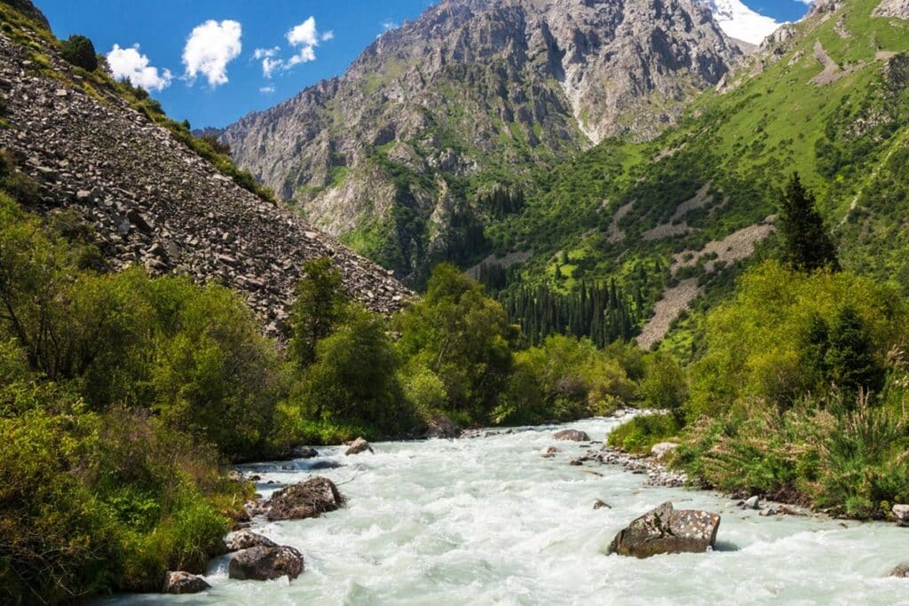 rivière au Kirghizistan