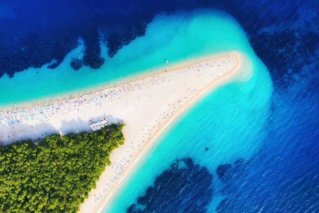 plage de Zlatni Rat vue du ciel