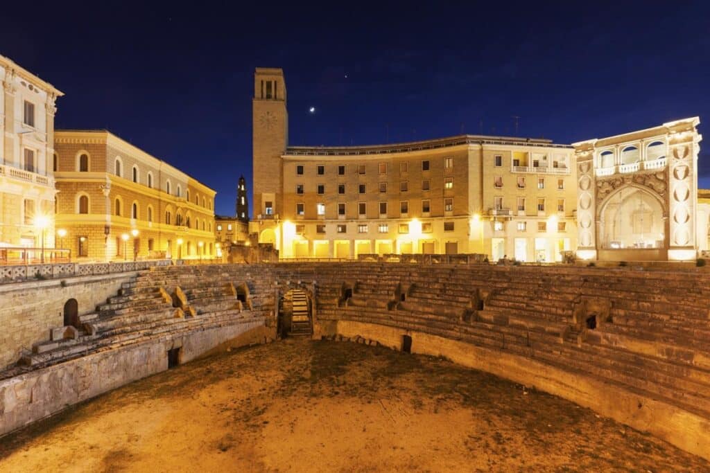 amphithéâtre de Lecce de nuit