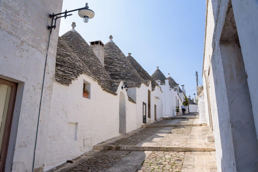 trulli dans une rue d'Alberobello