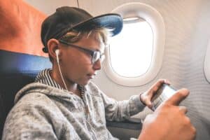 Conseils pour voyager en avion avec des adolescents