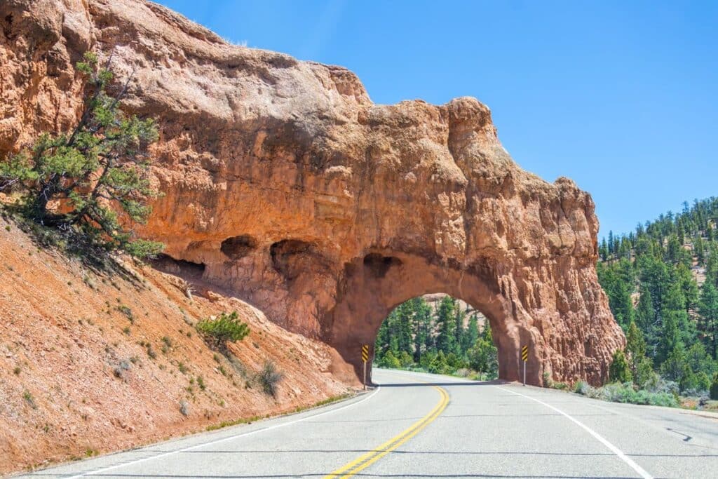 route dans le parc de bryce canyon