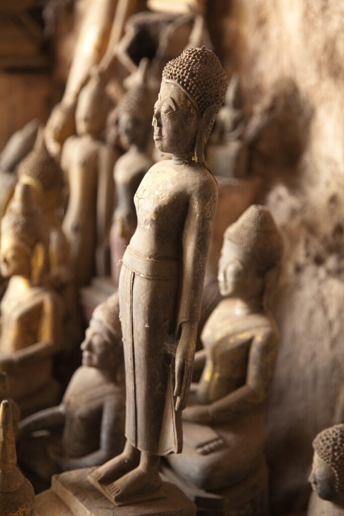 statues dans la grotte de pak ou