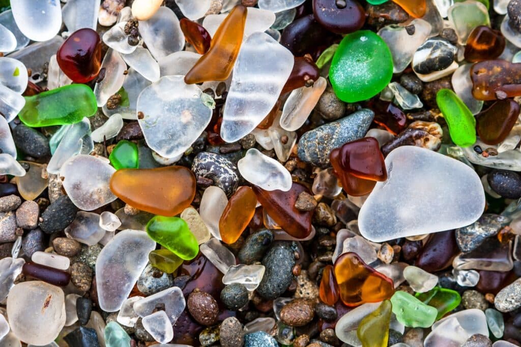 morceaux de verre polis sur la plage