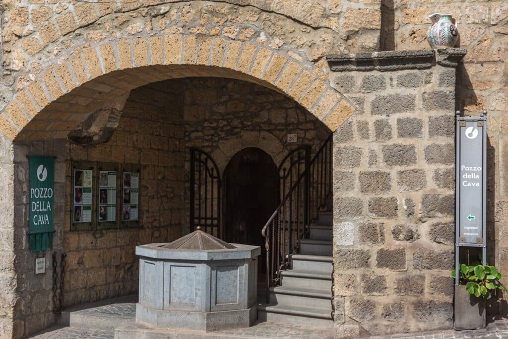 entrée des grottes Pozzo della Cava