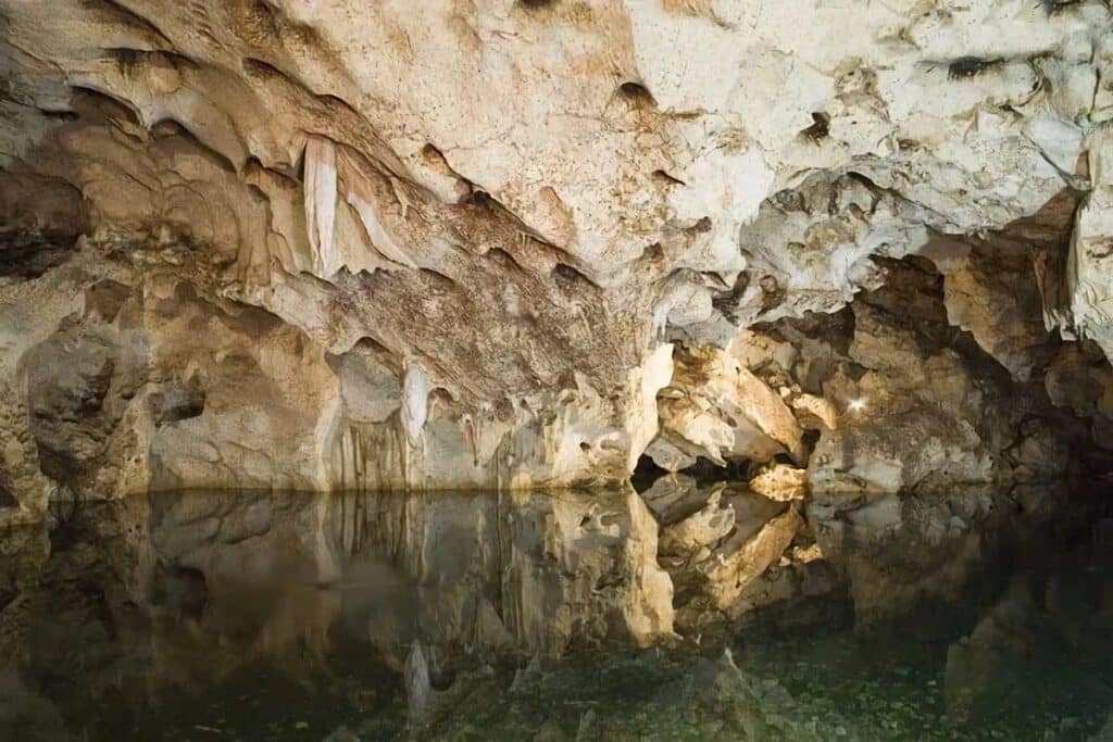 lac de green grotto