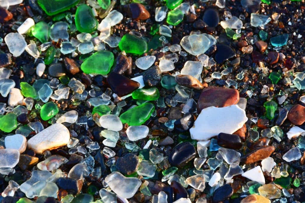 morceaux de verre sur la plage en russie