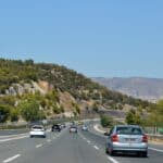 voitures sur une route en Grèce