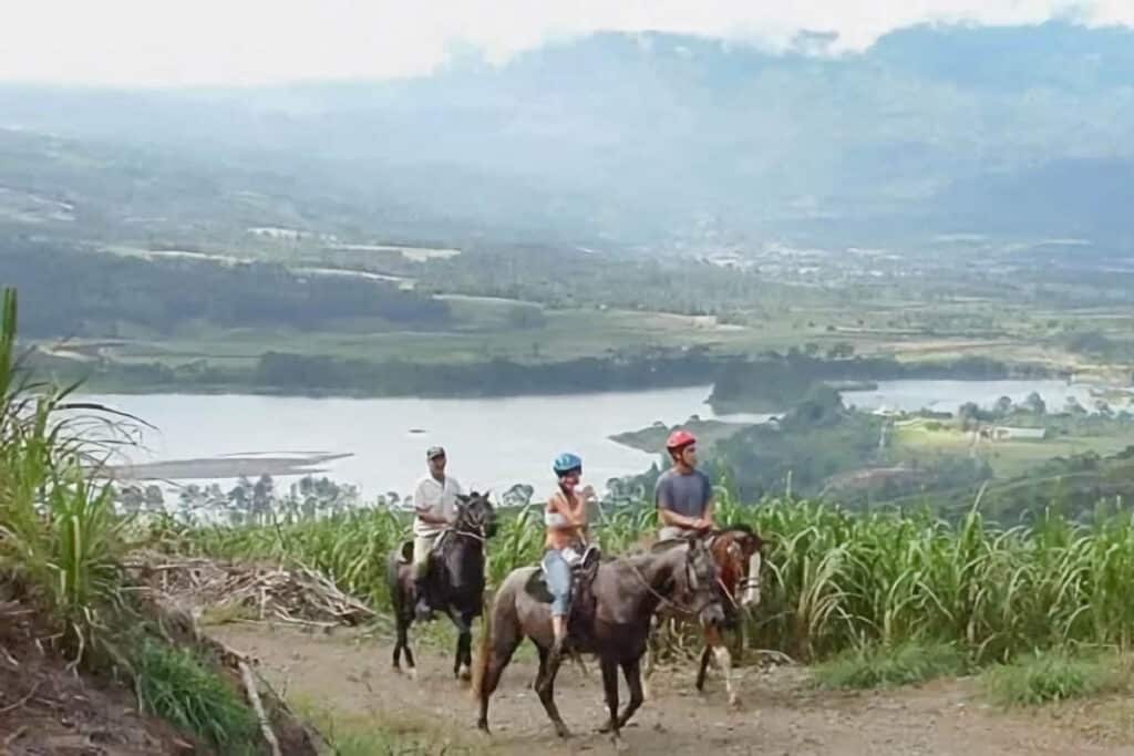 excursion cheval turrialba