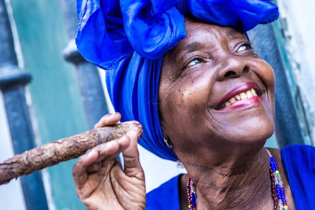 femme cubaine fumant un cigare