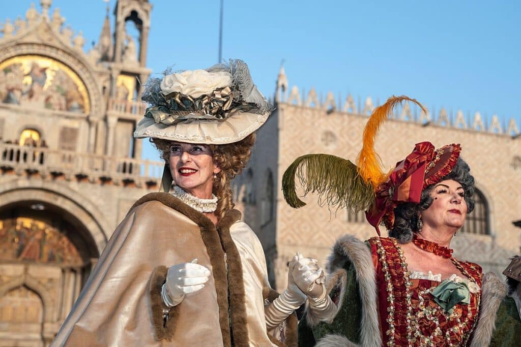 femmes costumées sur la place st marc