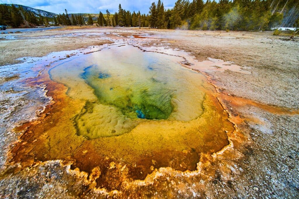 Source chaude de Yellowstone aux couleurs chaudes et froides