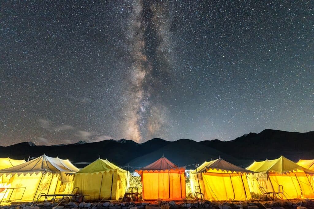 ciel nocturne camping lac pangong