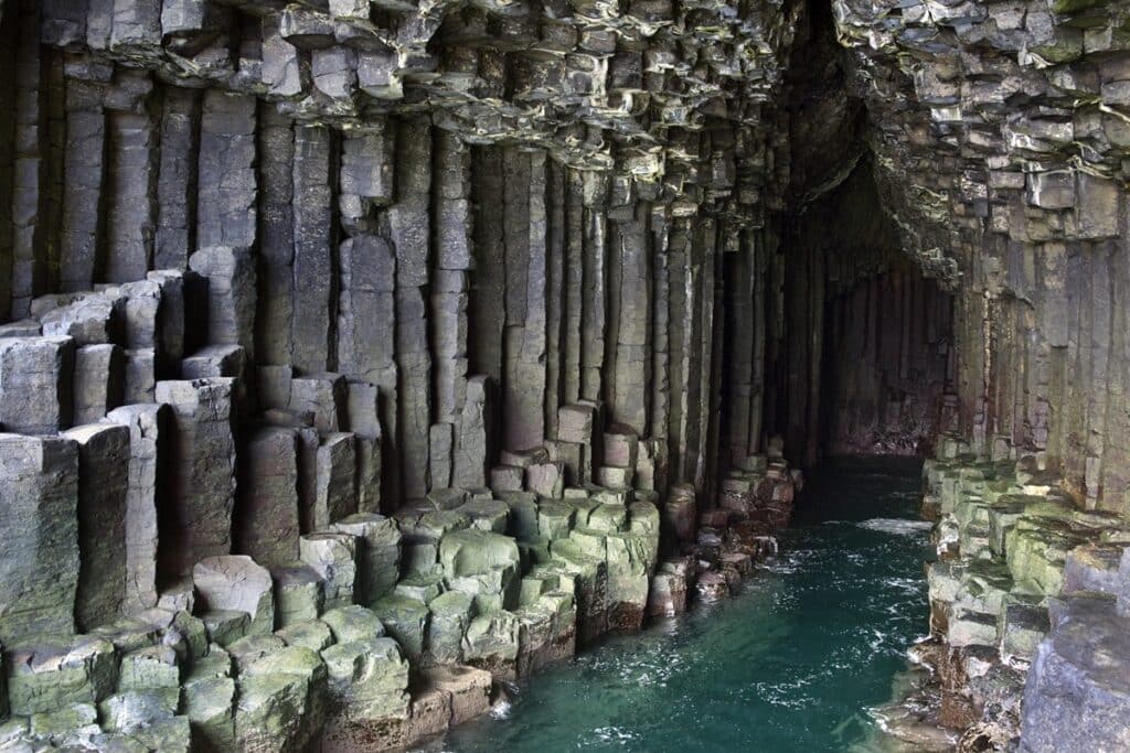 intérieur de la grotte de Fingal