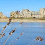 la maison entre les rochers gouffre de plougrescant