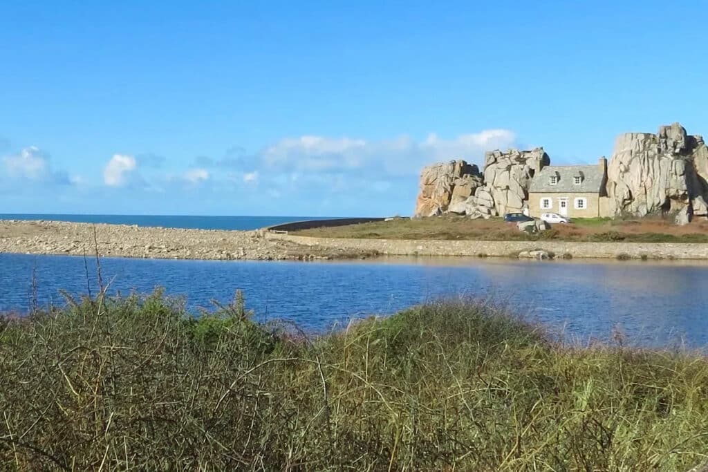 Le Gouffre de Plougrescant et sa maison entre les rochers