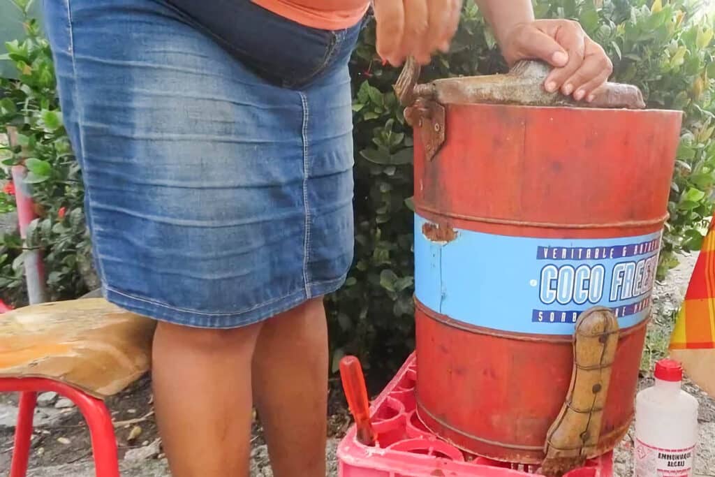 femme prépare sorbet coco en Guadeloupe